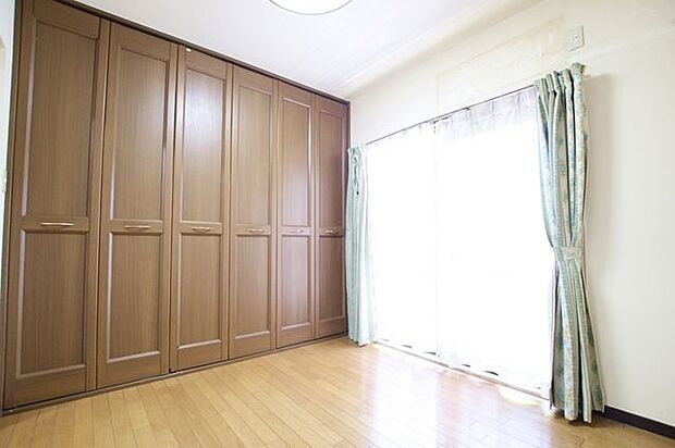 【洋室】◆南東側洋室。約4.5帖あります。◆壁面いっぱいのクローゼットですっきり収納できます♪