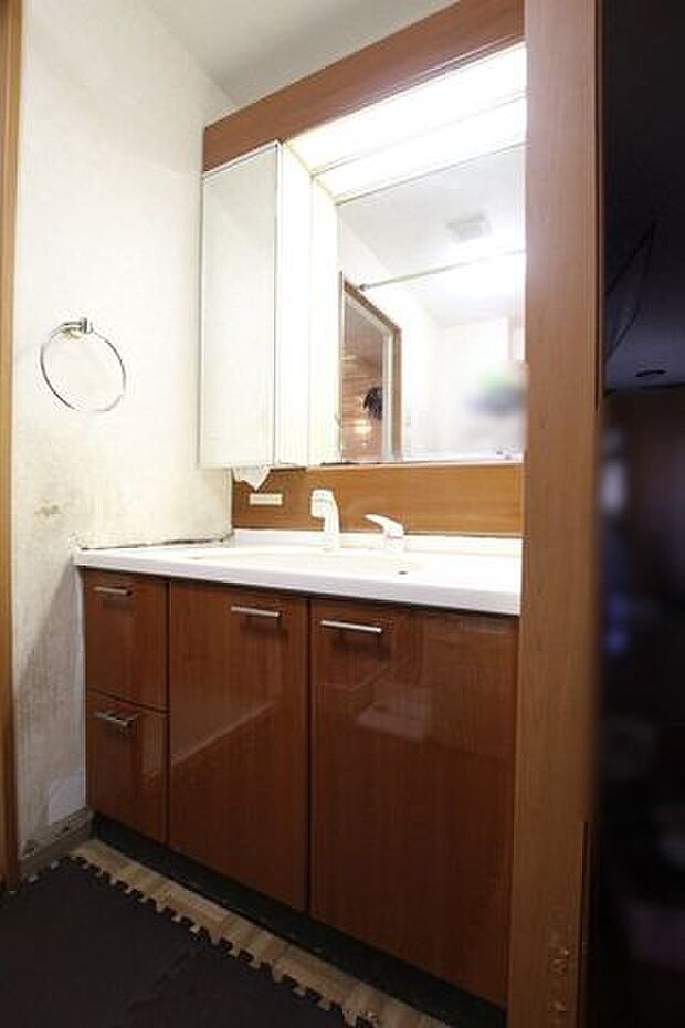 ＊洗面台＊幅広の洗面台。鏡が大きく見やすいので、朝の準備もスムーズにできそうです。