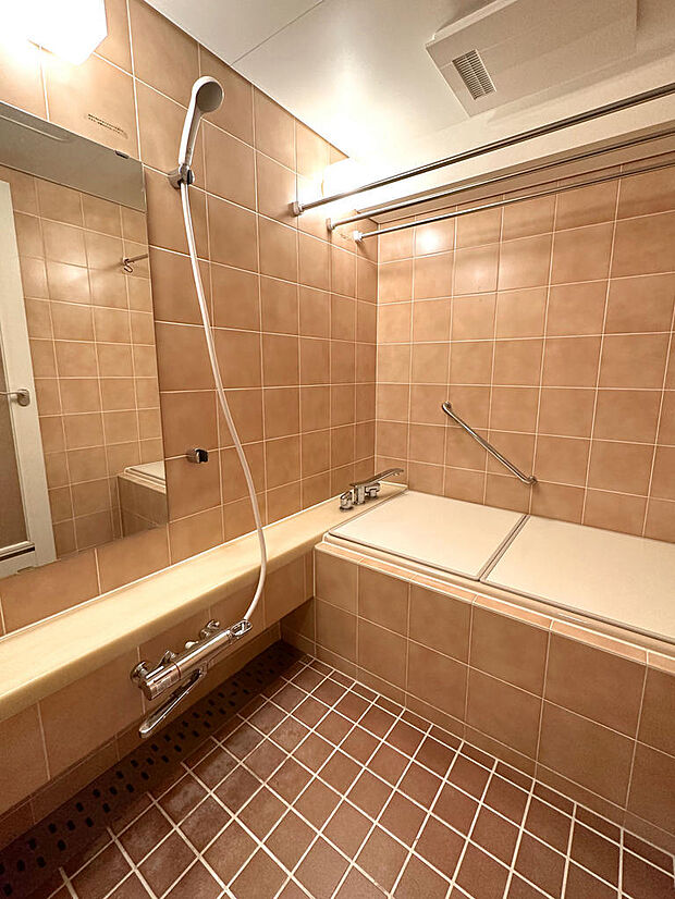 1418サイズの広々浴室。浴室乾燥機と3本のランドリーパイプを新設・シャワー水栓交換。バス用品付属。