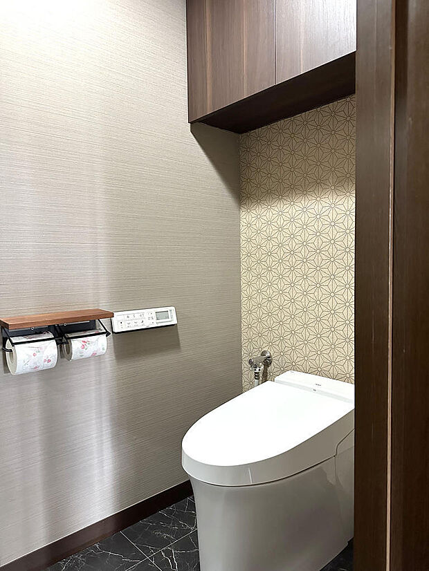 LIXILの”お手入れしやすいトイレ”サティスS。お掃除がしやすい構造。また、上部に吊戸棚を増設。