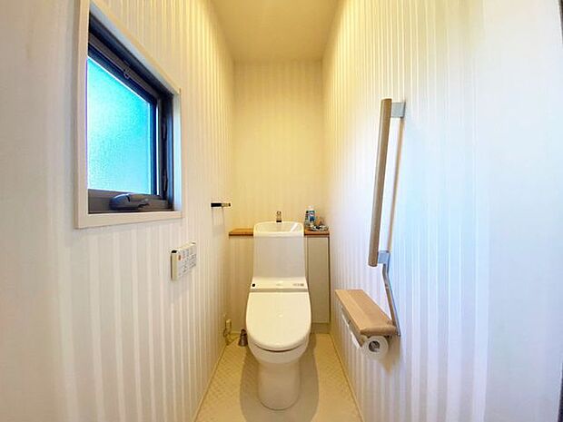 【toilet~トイレ~】1・2階トイレ完備♪温水洗浄機能付き♪換気窓♪