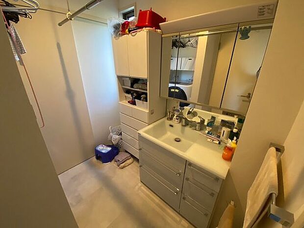 【Powder room~洗面所~】洗面脱衣スペースはしっかりと広さがあります♪上部には室内物干しもあります♪