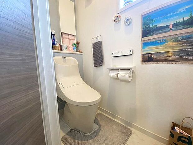 【toilet~トイレ~】温水洗浄機能付きトイレ♪換気窓♪収納スペースあり♪