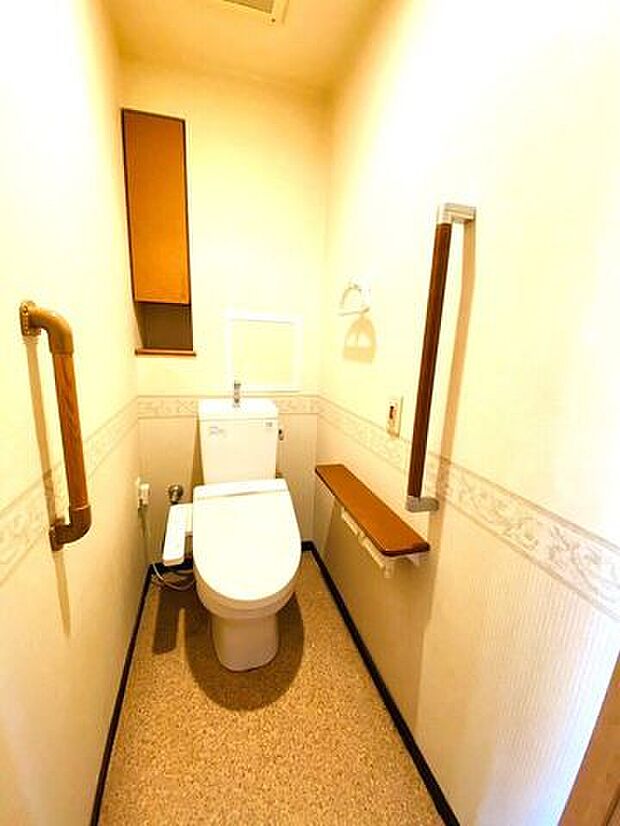 明るくて清潔感のあるトイレスペース♪洗浄便座付トイレ！広々した空間で気持ちよく過ごせます。