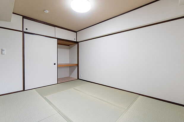 ＬＤＫ横の約６帖の和室です♪畳は新床で交換済みです♪引き戸を開けるとＬＤＫの開放感が増します♪