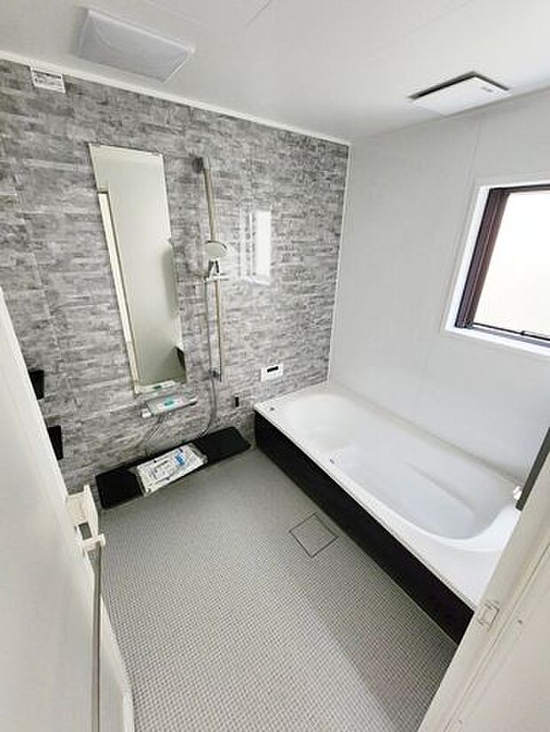 清潔感のある浴室は、ゆったりと足を伸ばして入浴できます。