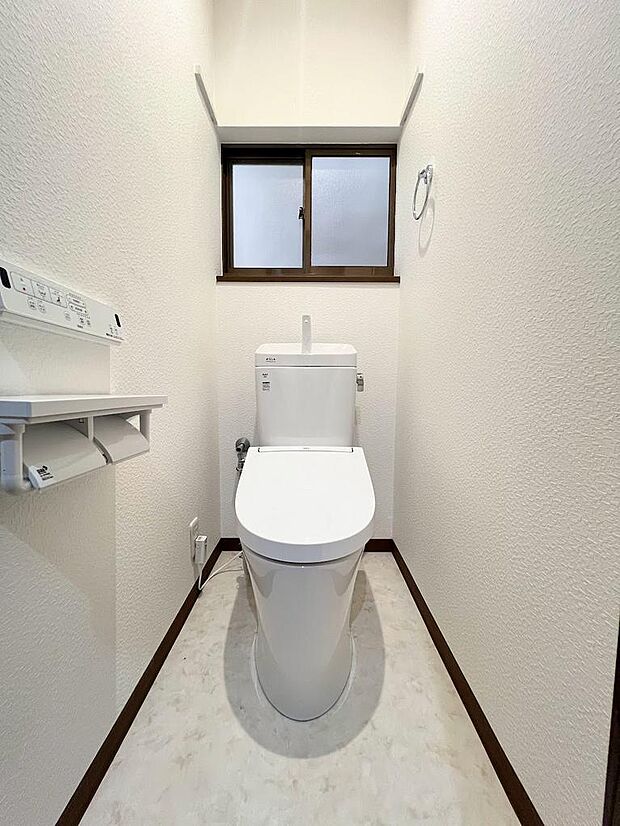 温水洗浄便座付のトイレです。窓ありますので換気できます。