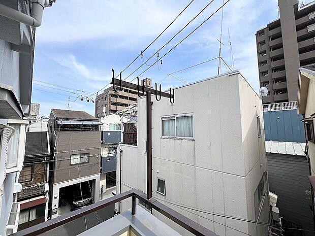 南向きバルコニーからの眺望です。目の前の建物も距離がありますので圧迫感を感じることはございません。