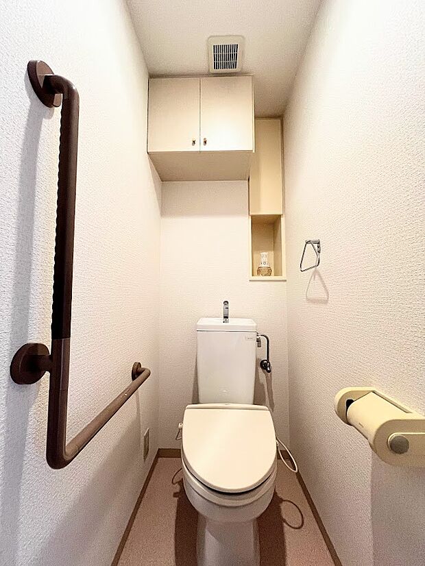 吊戸棚・オープン棚を備えたトイレ