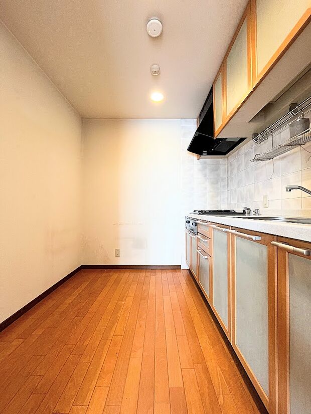 冷蔵庫、食器棚とゆったりとしたキッチンスペース