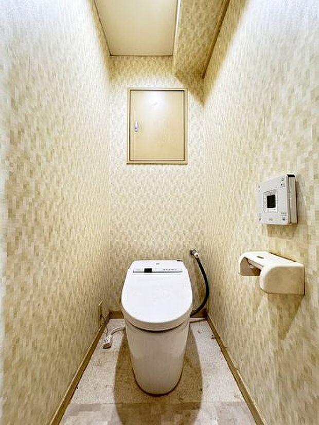 空間に余裕のある圧迫感のないトイレには快適な温水洗浄便座がついております。