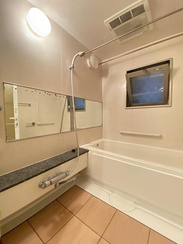 綺麗にご使用している浴室。換気窓や洗濯物を干せるスペースございます。