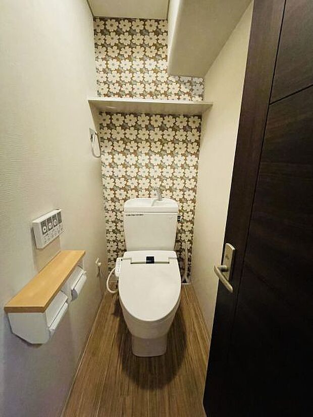上部棚付きトイレ。
