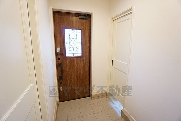 家の顔となる玄関は、白を基調とした明るい印象＾＾シューズクロークは扉付きなので目隠しになり、急な来客時も安心です＾＾