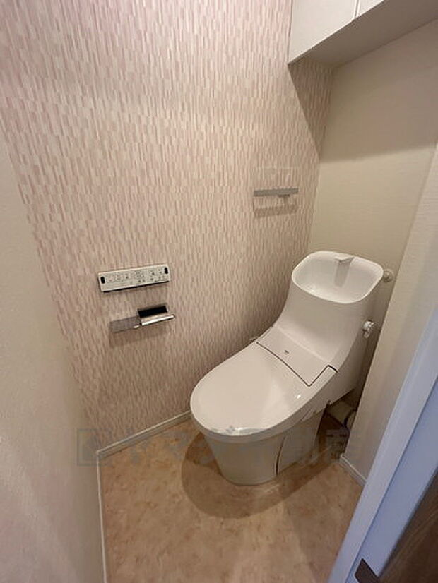 ウォシュレット付トイレです。節水機能もあるので、安心して使えますね。壁リモコンで、トイレ奥の掃除がしやすいですよ＾＾