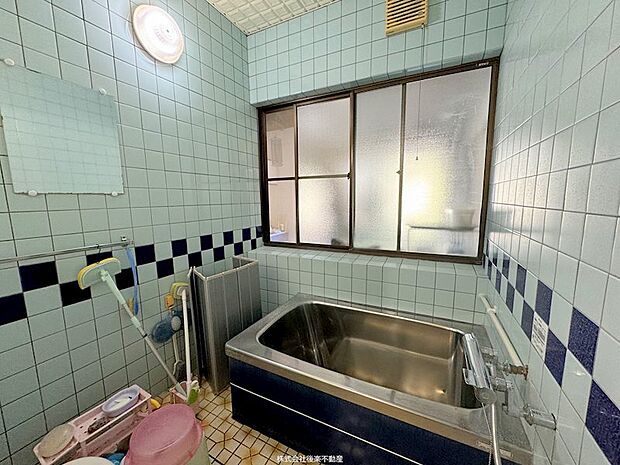 タイル張りの浴室。大きな窓があり換気もしやすくお掃除の際も快適。リノベーションのご相談もお気軽に♪