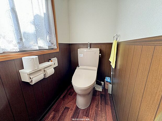 1階洗面所横トイレ。トイレの外に手洗い場あり