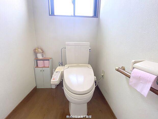 1階トイレ。ゆったりとした広さがあり快適