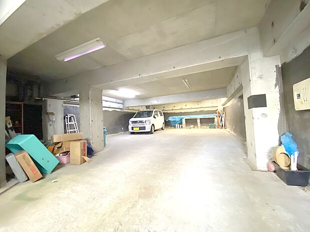 4台駐車可能な地下駐車場