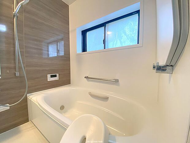 ゆったりくつろげる浴室。大きなまどがあり換気もしやすくお掃除の際も快適