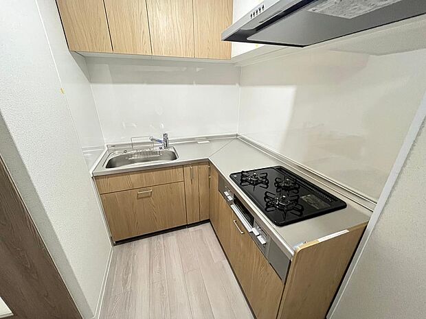 上部まで収納可能なＬ字キッチンは作業スペースが広く料理しやすいキッチンです。