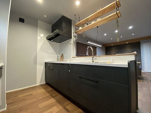 お部屋に合うシックなデザイン！キッチンシンクの上にアイアンシェルフを設置！