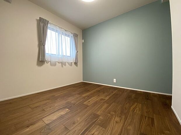 シンプルなお部屋もアクセントクロスで雰囲気に♪各居室カーテン付きのため入居後すぐに生活ができます！