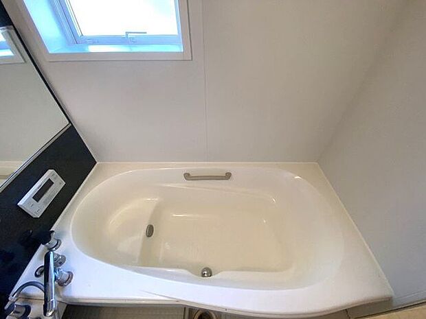 浴槽はベンチタイプ！半身浴を楽しめます♪浴室には洗い場だけでなく浴槽からも見ることができるワイドな鏡を設置しました。
