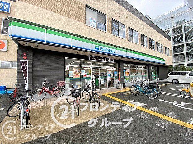 ファミリーマート堺新金岡店　徒歩8分。 570m