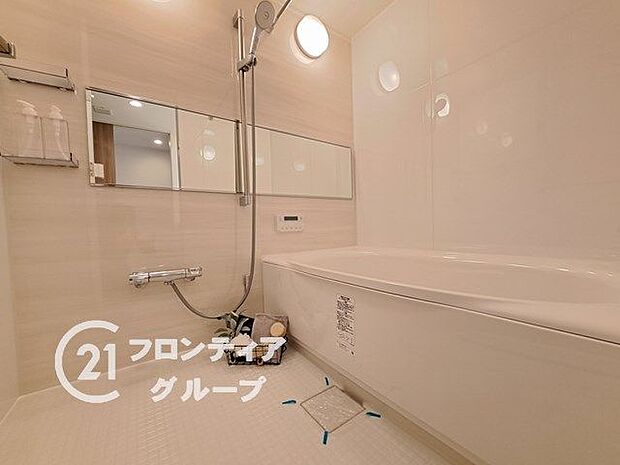 ゆったりサイズのシャワー付きバスルームです