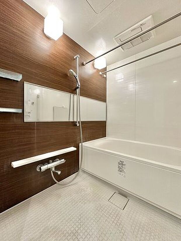 茶色を基調とした落ち着いたデザインの浴室です。