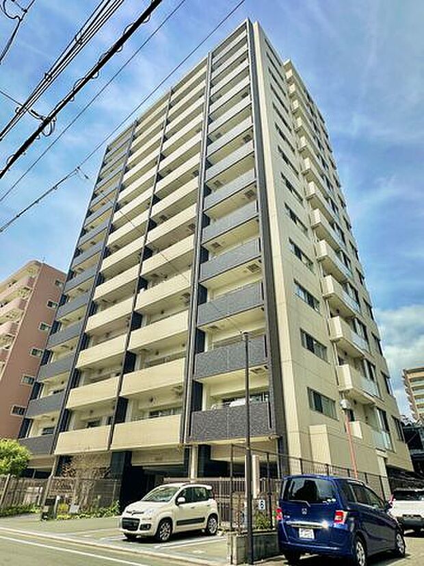 浜松駅北にそびえる14階建てのマンション！外観が青空に映えます。