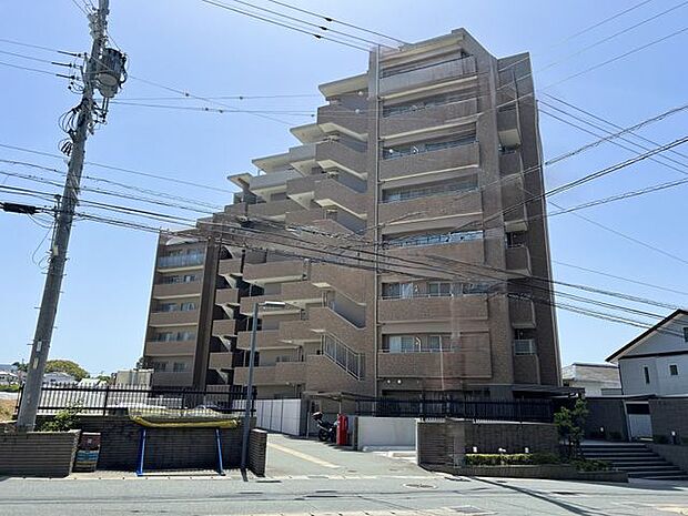 高台にそびえ立つ。人気エリア鴨江のマンションです。浜松駅まで2.6kmで便利な立地。