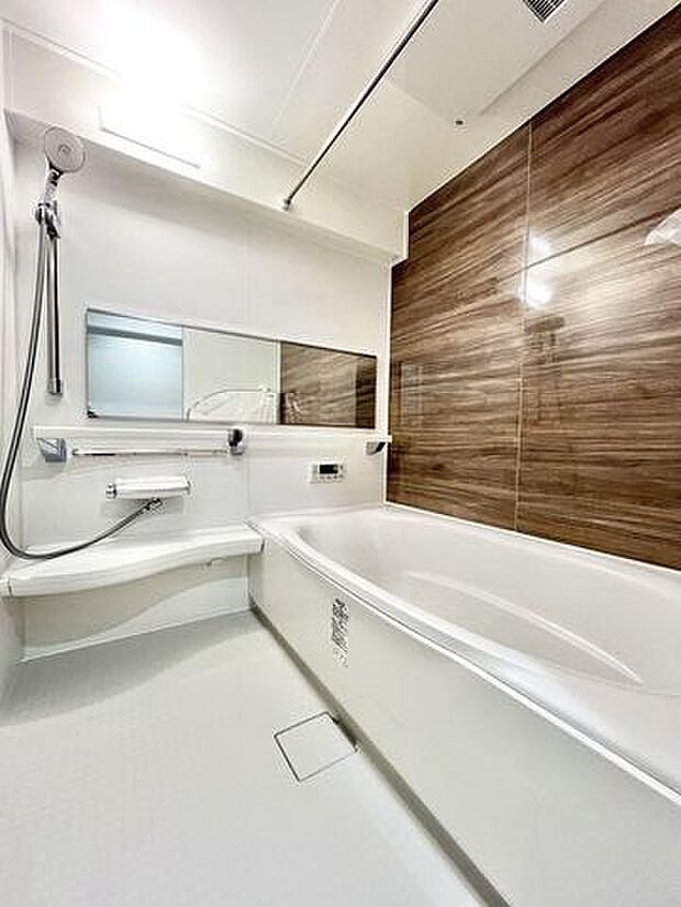 茶色のアクセントパネルがオシャレな落ち着いたデザインの浴室です。