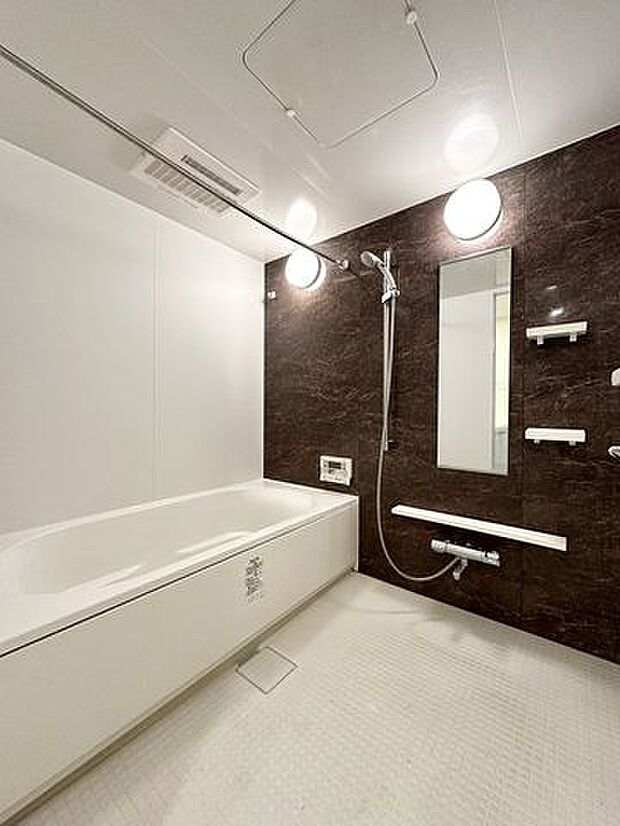 洗い場と浴槽のそれぞれがゆったりとした造りになっていて一日の疲れを癒してくれる空間となっております。