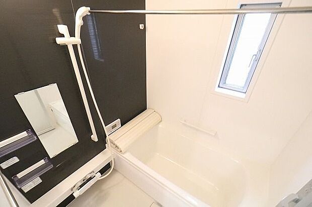 【bath room】白と黒の落ち着く配色の浴室。足を伸ばせる浴槽で、1日の疲れを癒しませんか？