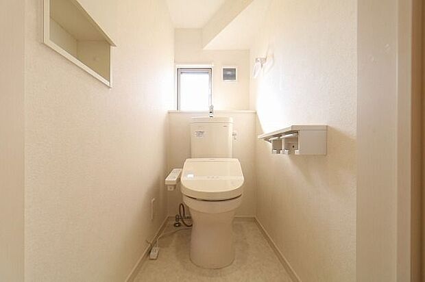 【toilet】1階と2階にトイレがあり、朝の忙しい時間も余裕をもって支度できます^^ペーパーホルダーとタオルホルダーも完備です♪