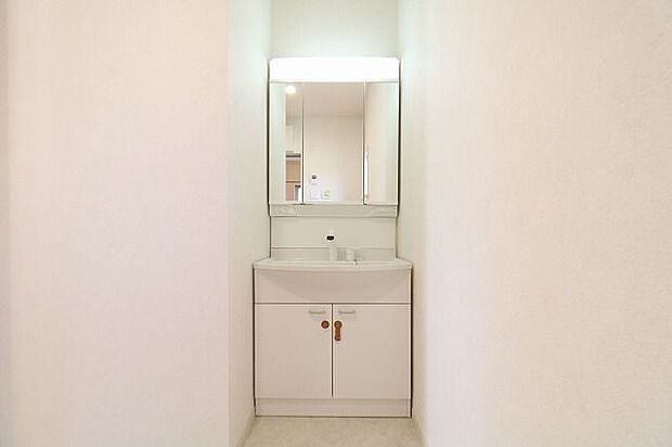 【dressing room】三面鏡で収納充分な洗面台。洗面スペースにも余裕があるため、支度時間も快適です♪