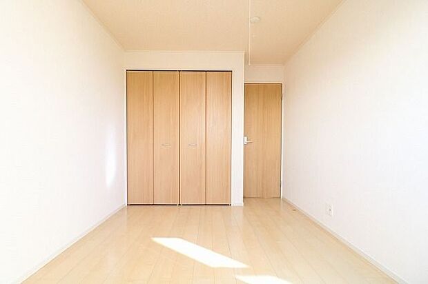 【private room】2階6.2帖のお部屋。全室2面採光でお部屋も明るく、シンプルなお部屋の配色が、心を癒す空間に♪