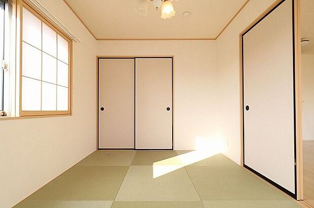 【japanese-style room】リビングの隣室は6帖の和室があります。2面採光で日当たりもよく、お子様の遊び場や日向ぼっこできる空間ですね♪