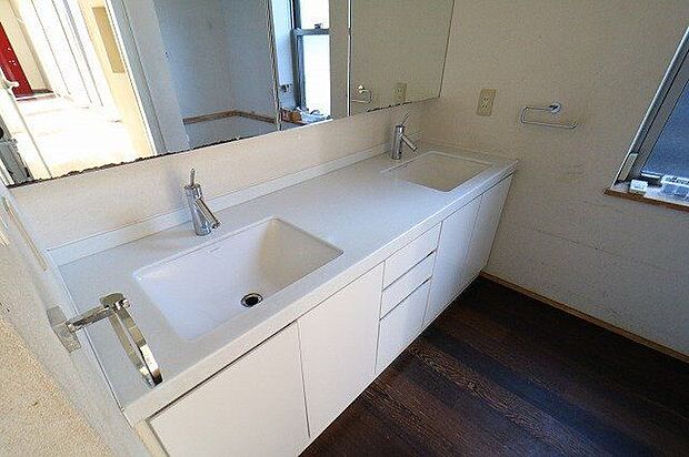 【dressing room】1階の広い洗面所には、洗面スペースが2つ！鏡も大きく、収納すぺーずも十分です！