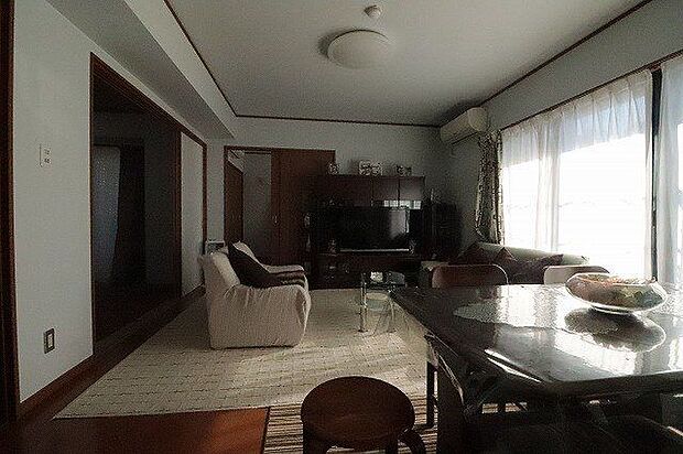 【living room】ダイニングテーブル、ソファを置いても圧迫感を感じないスペースは確保できる広さです♪