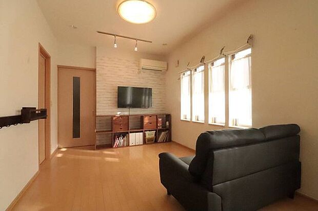 【living room】写真からの伝わるような温かい雰囲気のお部屋です。シンプルな4つの窓がまるで絵本に描かれるようなほっこりとした雰囲気を表現しています。
