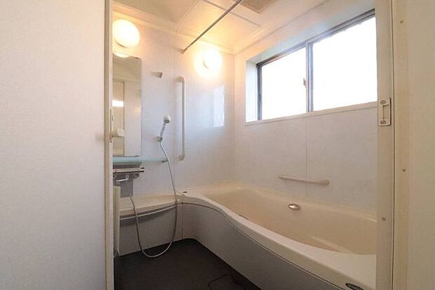 【bath room】ゆったりとしたバスルーム。1日の疲れを癒してください。