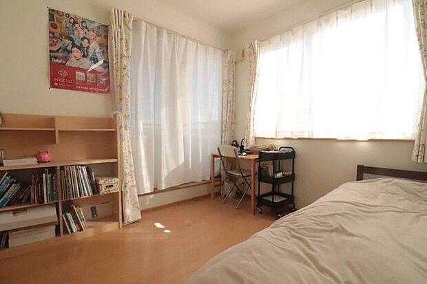 【private room】2F 5.5帖 洋室5.5帖の広さには写真のようにベットを置いてクローゼットに収納してスッキリとした空間を！