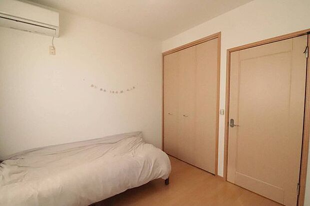 【private room】2F 5.5帖 洋室の収納　5.5帖の広さには写真のようにベットを置いてクローゼットに収納してスッキリとした空間を！