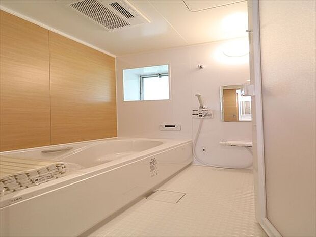 【bath room】1坪の浴室空間。ブラウンと白のバランスが、心落ち着く空間を作り出しています。足を伸ばせる浴槽で1日の疲れを癒しませんか？