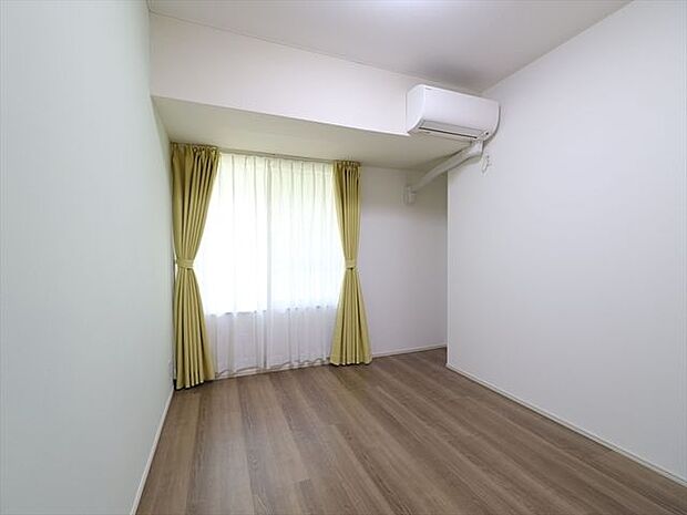 【private room】6.46帖の洋室。暖かみを感じる木目と白のクロスで、心落ち着くシンプルデザインのお部屋。エアコンも完備です♪