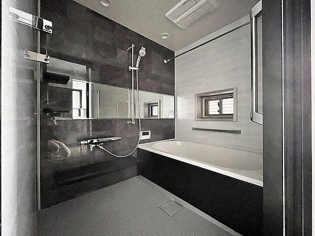 【bath room】ゆったりと入浴可能な大きさの浴室♪お子様との入浴も楽しめそうですね♪足も広げてゆったりくつろげます。
