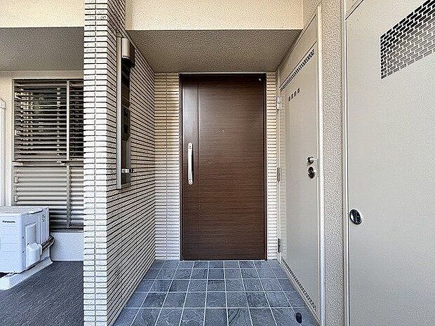 【Entrance】玄関ドア横に壁があるので、出入りの際に人の目を気にしなくていいのは嬉しいですね。